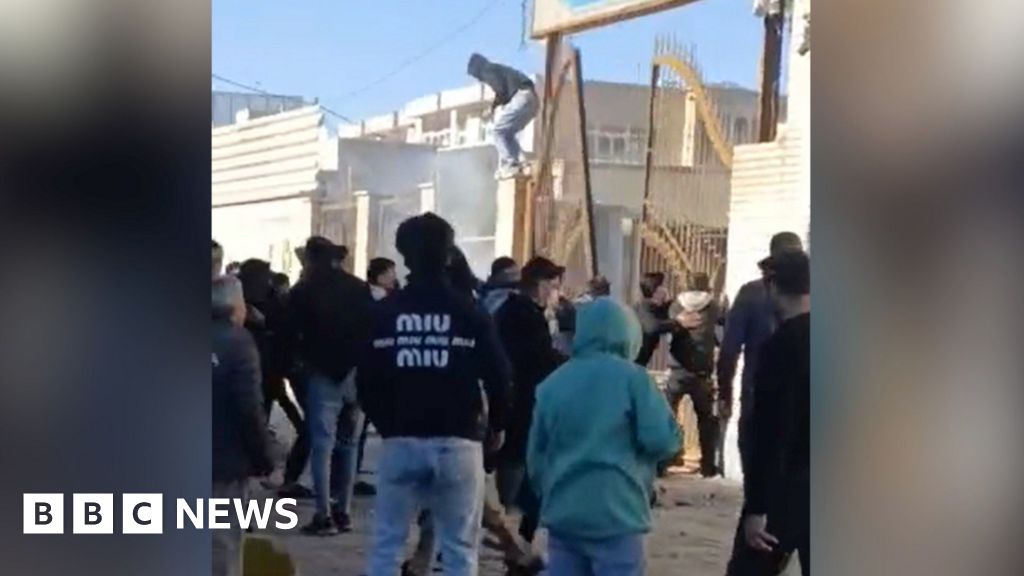Iran protesters try to break into government building as unrest continues Iran protesters try to break into government building as unrest continues