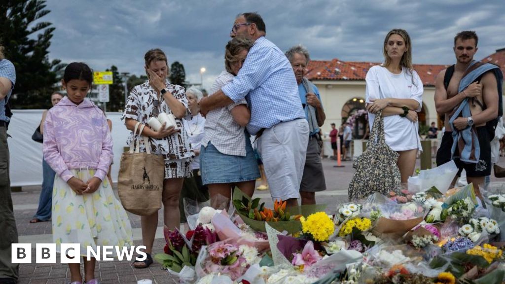 Minute’s silence held on Bondi beach to mark week since terror attack Minute’s silence held on Bondi beach to mark week since terror attack