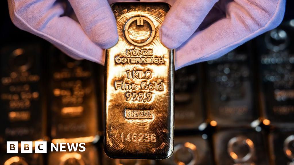 Gold price climbs above ,400 to hit record high