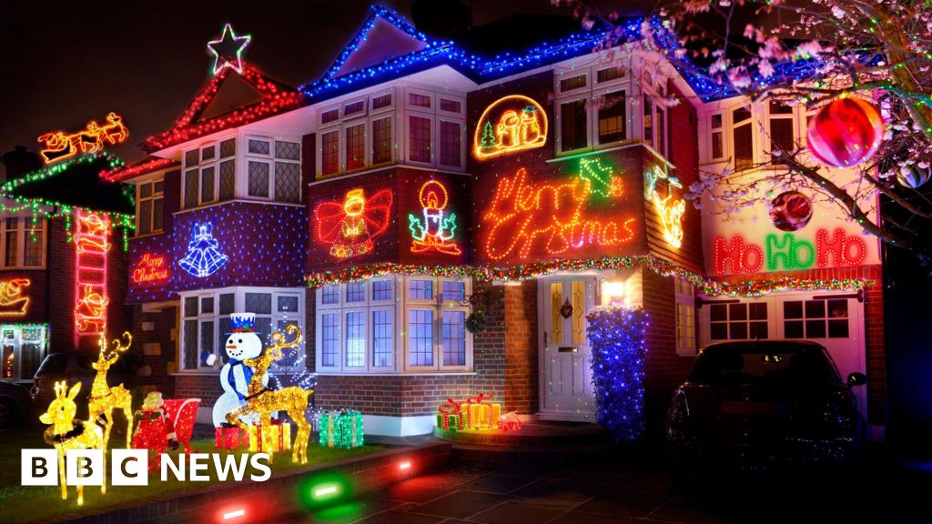 Noise and flashing lights – How to avoid Christmas rows with neighbours