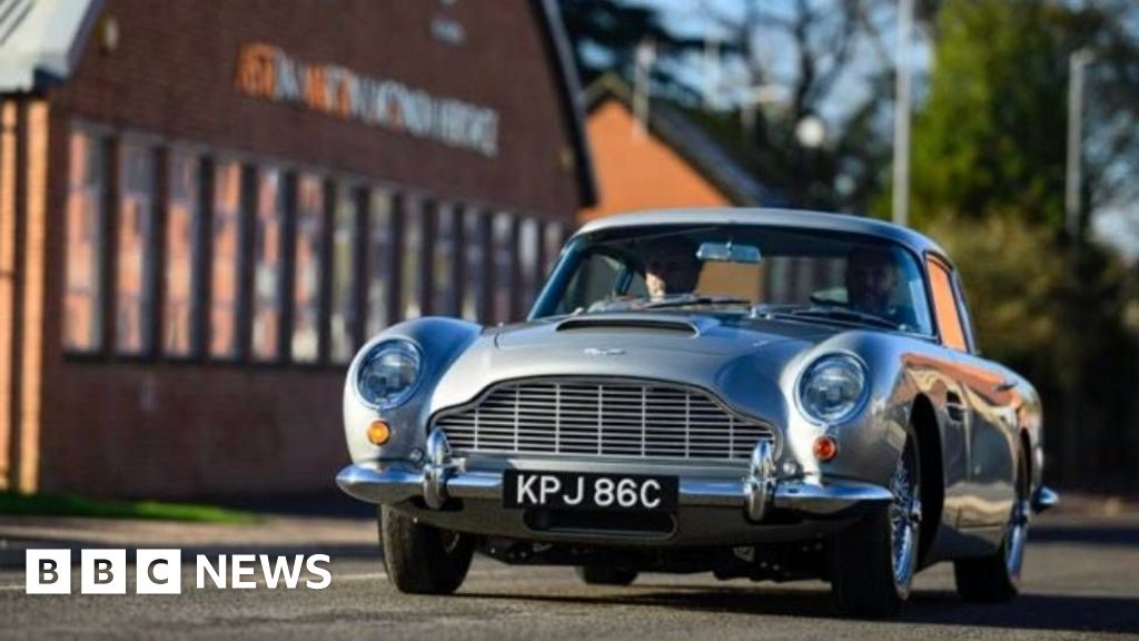 Car made famous by Bond was left to rust on a drive