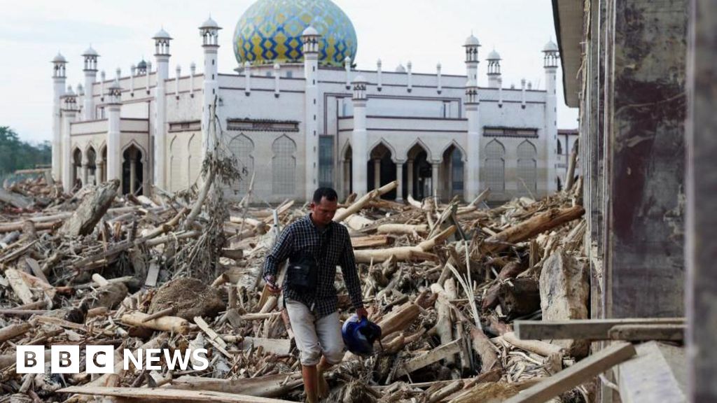 Death toll passes 900 after devastating Indonesia floods