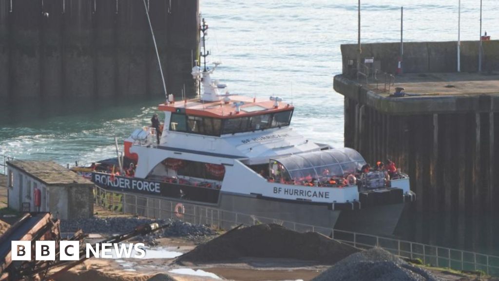 More than 700 migrants crossed the Channel on Saturday after lull