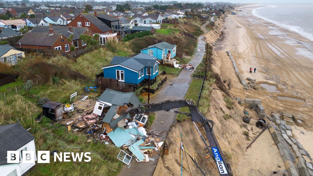 Fourteen clifftop homes in Hemsby face ‘imminent’ collapse