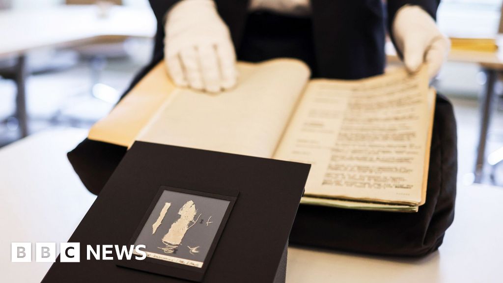 Germany returns stolen fragments of Bayeux Tapestry to France Germany returns stolen fragments of Bayeux Tapestry to France