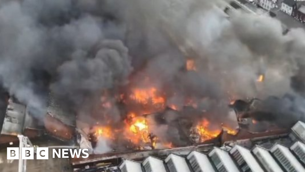 More than 100 firefighters tackle huge Wolverhampton factory blaze