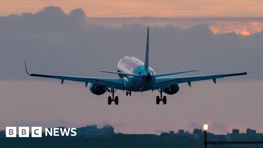 Canadian man poses as pilot to score hundreds of free flights, prosecutors say