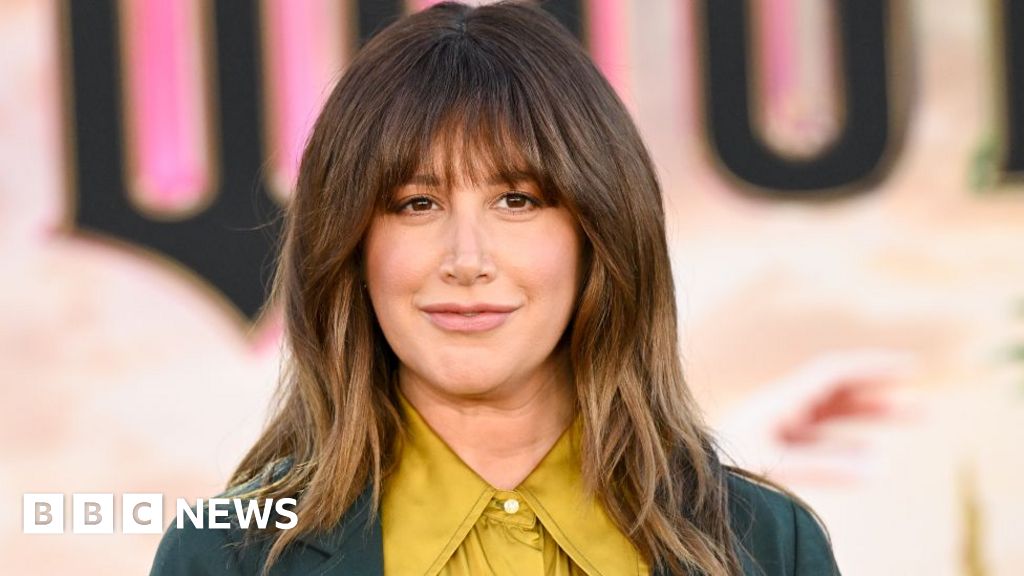 Actress and singer says she left her ‘toxic mom group’