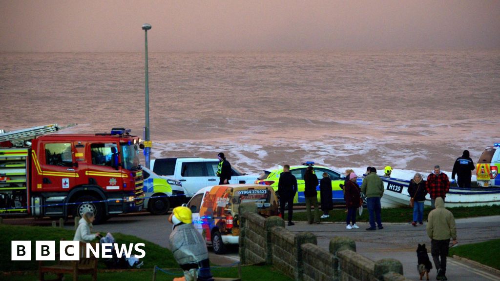 Search under way for people ‘in difficulty’ in sea in Withernsea Search under way for people ‘in difficulty’ in sea in Withernsea