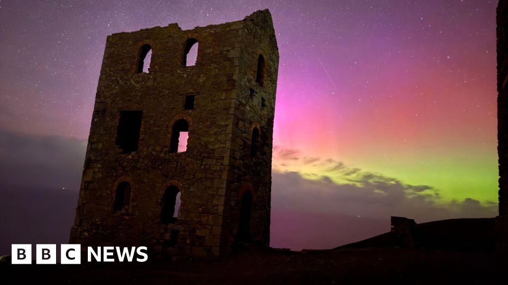 Northern lights dazzle for second night across UK