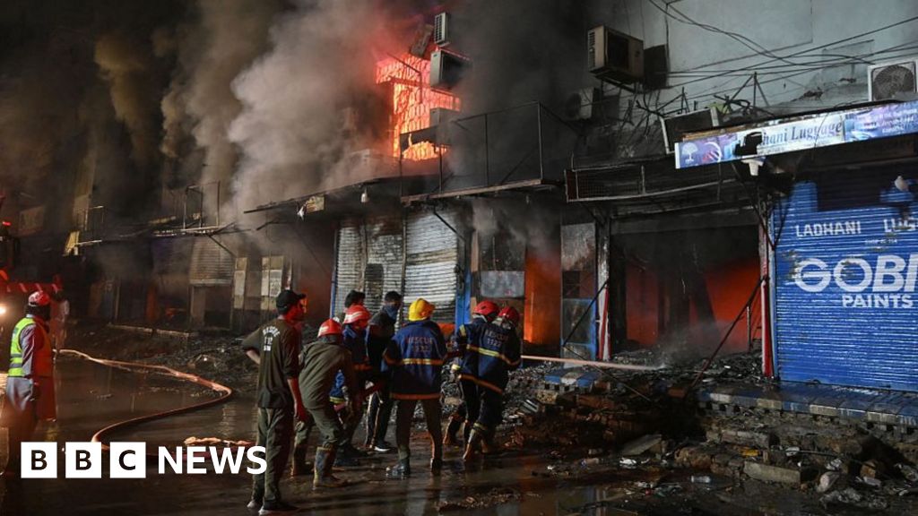 Pakistan shopping mall fire kills six people Pakistan shopping mall fire kills six people