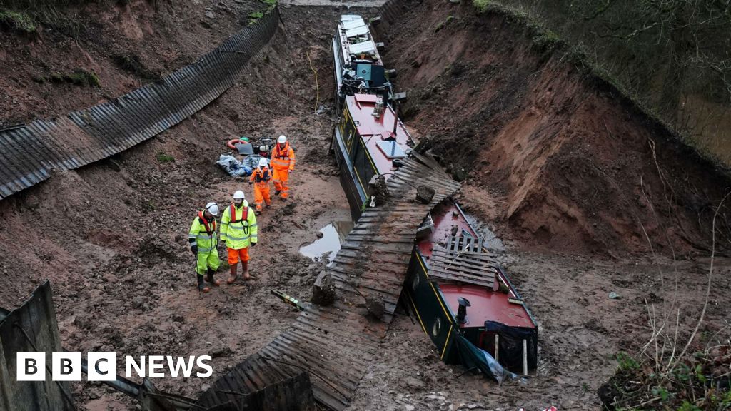 What happens next to the boats at the bottom of the Llangollen Canal?