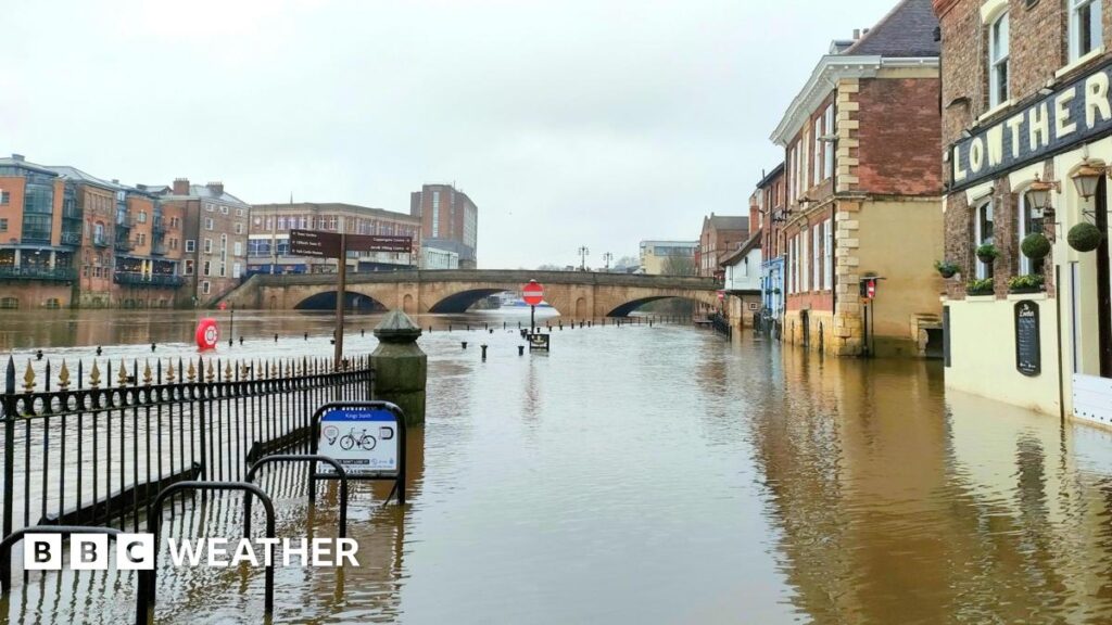 UK weather: One hundred flood warnings with weather ‘stuck in a rut’