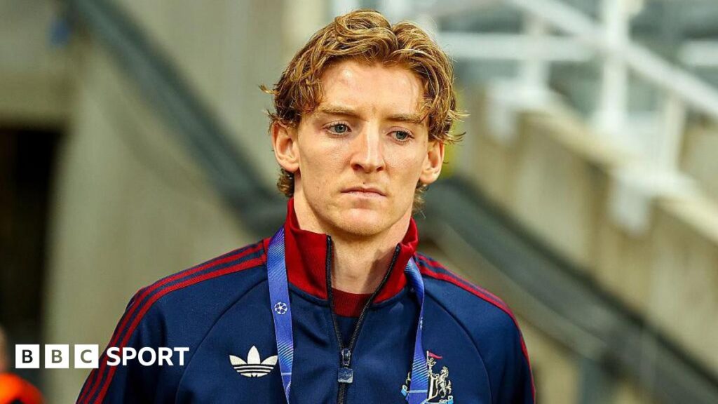 Anthony Gordon: Howe defends Newcastle forward after Shearer and Keane criticism