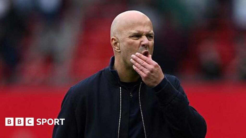 Liverpool: Arne Slot furious with VAR in defeat at Man Utd